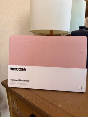 Incase Textured Hardshell Laptop Case in Pink
